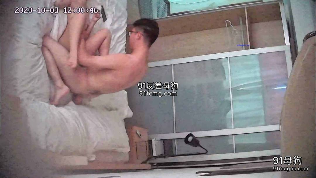 美女穿黑丝小腿袜被两个男的随便操20071304133