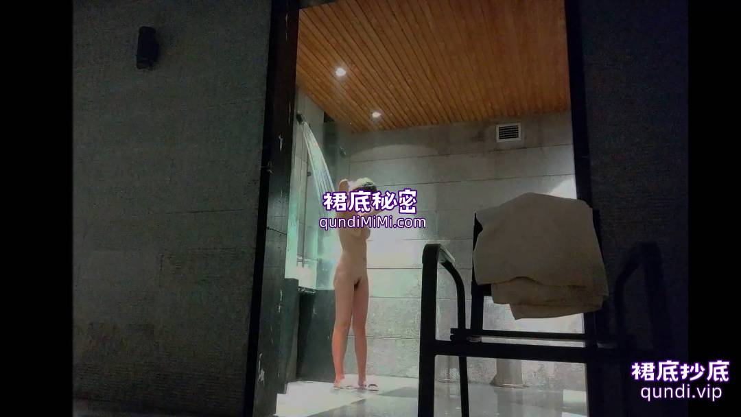 澡堂子内部员工偷拍几位大奶子少妇洗澡-22